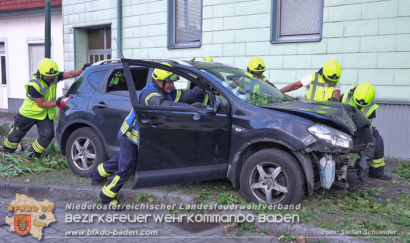 20250822_Pkw Lenkerin prallt im Ortsgebiet frontal gegen Baum Foto: Stefan Schneider BFKDO BADEN 20250822_Pkw Lenkerin prallt im Ortsgebiet frontal gegen Baum Foto: Stefan Schneider BFKDO BADEN