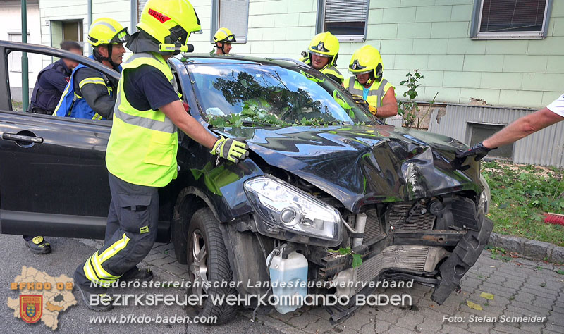 20250822_Pkw Lenkerin prallt im Ortsgebiet frontal gegen Baum Foto: Stefan Schneider BFKDO BADEN 20250822_Pkw Lenkerin prallt im Ortsgebiet frontal gegen Baum Foto: Stefan Schneider BFKDO BADEN