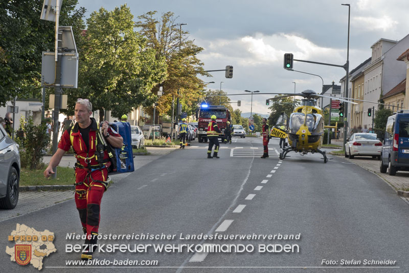 20250822_Pkw Lenkerin prallt im Ortsgebiet frontal gegen Baum Foto: Stefan Schneider BFKDO BADEN 20250822_Pkw Lenkerin prallt im Ortsgebiet frontal gegen Baum Foto: Stefan Schneider BFKDO BADEN