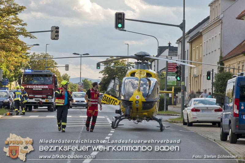 20250822_Pkw Lenkerin prallt im Ortsgebiet frontal gegen Baum Foto: Stefan Schneider BFKDO BADEN 20250822_Pkw Lenkerin prallt im Ortsgebiet frontal gegen Baum Foto: Stefan Schneider BFKDO BADEN