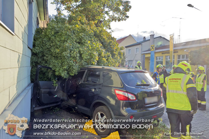 20250822_Pkw Lenkerin prallt im Ortsgebiet frontal gegen Baum Foto: Stefan Schneider BFKDO BADEN 20250822_Pkw Lenkerin prallt im Ortsgebiet frontal gegen Baum Foto: Stefan Schneider BFKDO BADEN