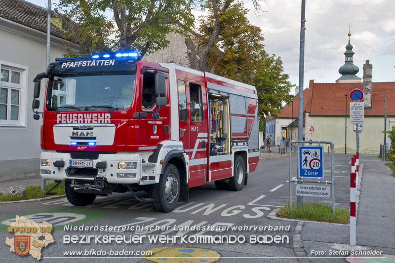 20250822_Pkw Lenkerin prallt im Ortsgebiet frontal gegen Baum Foto: Stefan Schneider BFKDO BADEN 20250822_Pkw Lenkerin prallt im Ortsgebiet frontal gegen Baum Foto: Stefan Schneider BFKDO BADEN