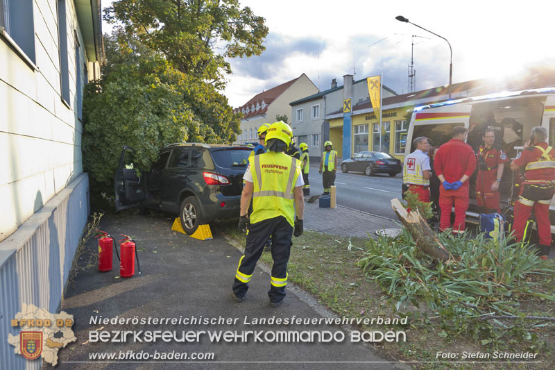 20250822_Pkw Lenkerin prallt im Ortsgebiet frontal gegen Baum Foto: Stefan Schneider BFKDO BADEN 20250822_Pkw Lenkerin prallt im Ortsgebiet frontal gegen Baum Foto: Stefan Schneider BFKDO BADEN