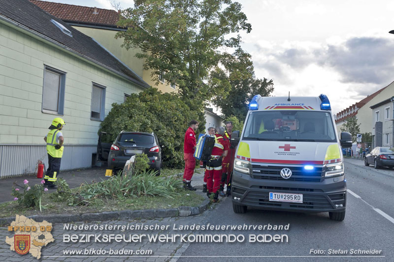 20250822_Pkw Lenkerin prallt im Ortsgebiet frontal gegen Baum Foto: Stefan Schneider BFKDO BADEN 20250822_Pkw Lenkerin prallt im Ortsgebiet frontal gegen Baum Foto: Stefan Schneider BFKDO BADEN