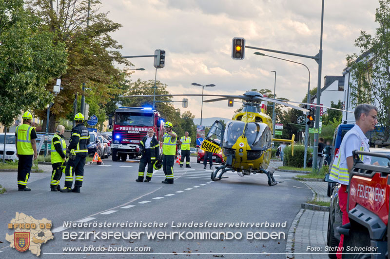 20250822_Pkw Lenkerin prallt im Ortsgebiet frontal gegen Baum Foto: Stefan Schneider BFKDO BADEN 20250822_Pkw Lenkerin prallt im Ortsgebiet frontal gegen Baum Foto: Stefan Schneider BFKDO BADEN