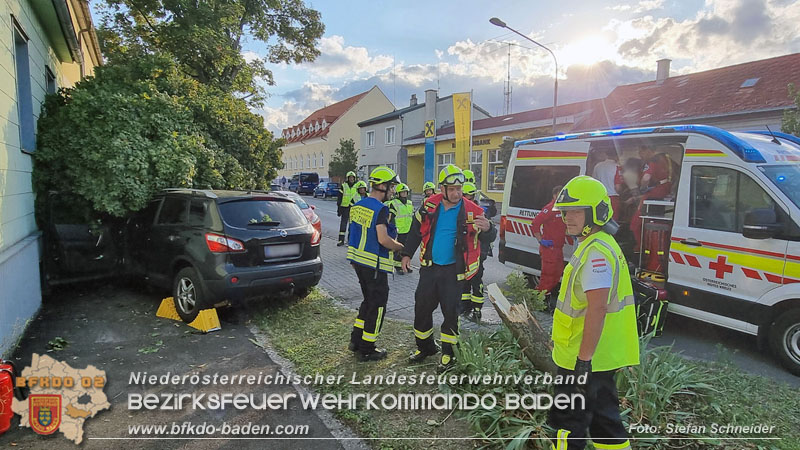 20250822_Pkw Lenkerin prallt im Ortsgebiet frontal gegen Baum Foto: Stefan Schneider BFKDO BADEN 20250822_Pkw Lenkerin prallt im Ortsgebiet frontal gegen Baum Foto: Stefan Schneider BFKDO BADEN