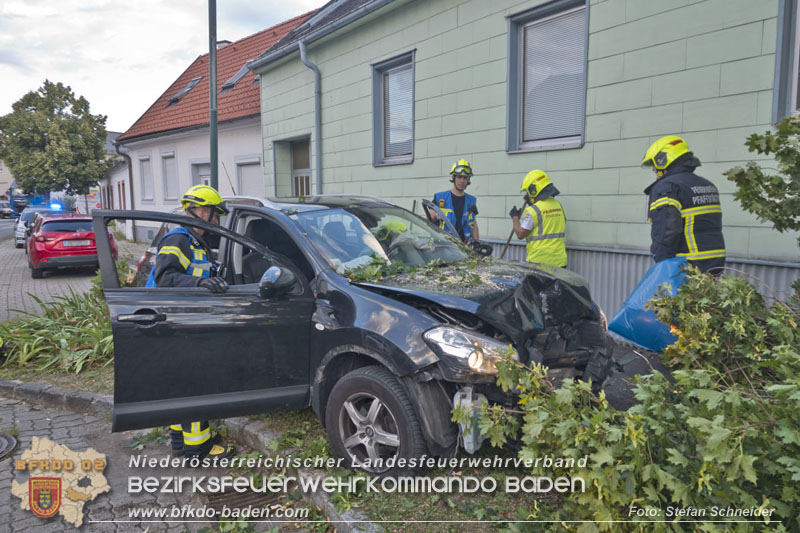 20250822_Pkw Lenkerin prallt im Ortsgebiet frontal gegen Baum Foto: Stefan Schneider BFKDO BADEN 20250822_Pkw Lenkerin prallt im Ortsgebiet frontal gegen Baum Foto: Stefan Schneider BFKDO BADEN