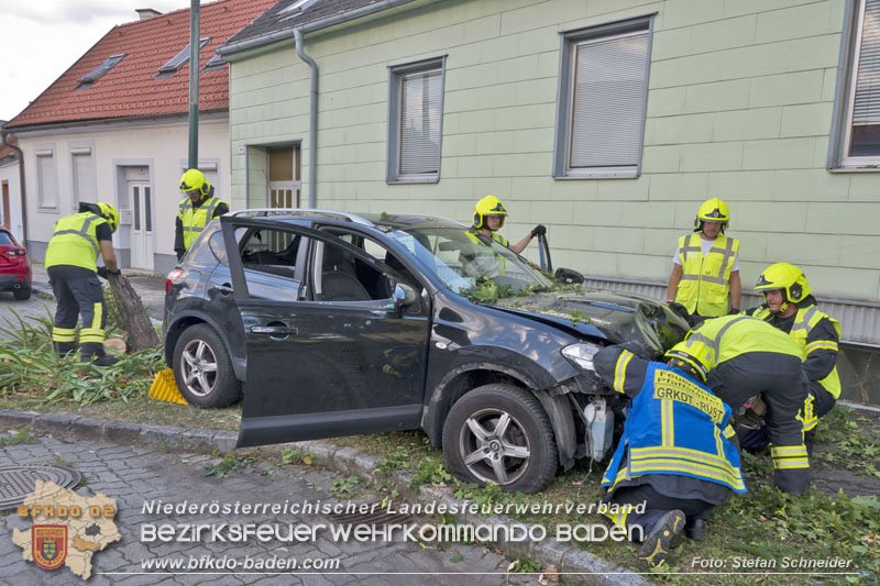 20250822_Pkw Lenkerin prallt im Ortsgebiet frontal gegen Baum Foto: Stefan Schneider BFKDO BADEN 20250822_Pkw Lenkerin prallt im Ortsgebiet frontal gegen Baum Foto: Stefan Schneider BFKDO BADEN