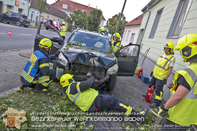 20250822_Pkw Lenkerin prallt im Ortsgebiet frontal gegen Baum Foto: Stefan Schneider BFKDO BADEN 20250822_Pkw Lenkerin prallt im Ortsgebiet frontal gegen Baum Foto: Stefan Schneider BFKDO BADEN