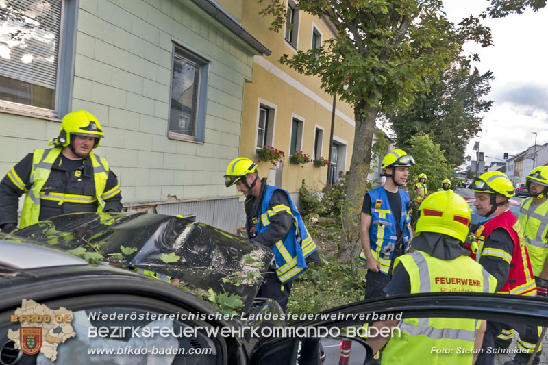20250822_Pkw Lenkerin prallt im Ortsgebiet frontal gegen Baum Foto: Stefan Schneider BFKDO BADEN 20250822_Pkw Lenkerin prallt im Ortsgebiet frontal gegen Baum Foto: Stefan Schneider BFKDO BADEN