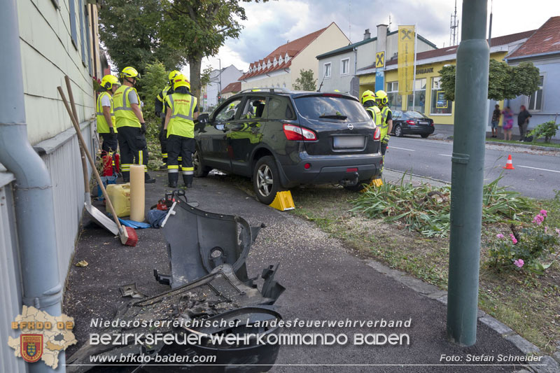 20250822_Pkw Lenkerin prallt im Ortsgebiet frontal gegen Baum Foto: Stefan Schneider BFKDO BADEN 20250822_Pkw Lenkerin prallt im Ortsgebiet frontal gegen Baum Foto: Stefan Schneider BFKDO BADEN