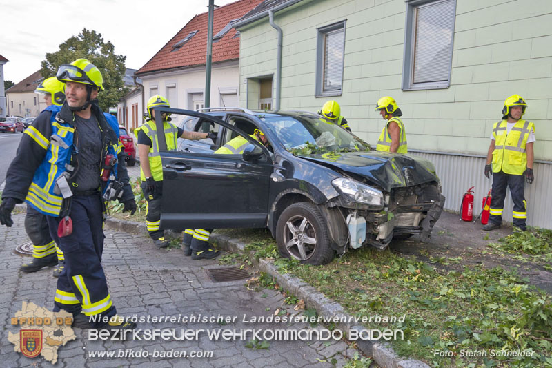 20250822_Pkw Lenkerin prallt im Ortsgebiet frontal gegen Baum Foto: Stefan Schneider BFKDO BADEN 20250822_Pkw Lenkerin prallt im Ortsgebiet frontal gegen Baum Foto: Stefan Schneider BFKDO BADEN
