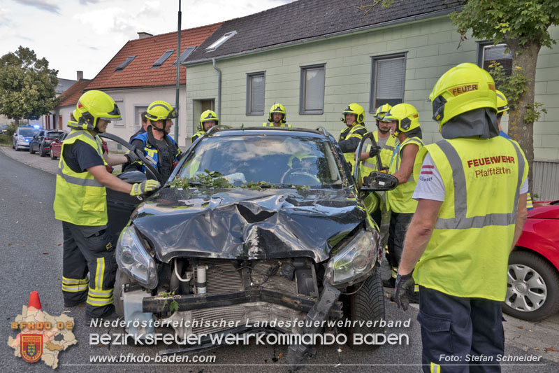 20250822_Pkw Lenkerin prallt im Ortsgebiet frontal gegen Baum Foto: Stefan Schneider BFKDO BADEN 20250822_Pkw Lenkerin prallt im Ortsgebiet frontal gegen Baum Foto: Stefan Schneider BFKDO BADEN