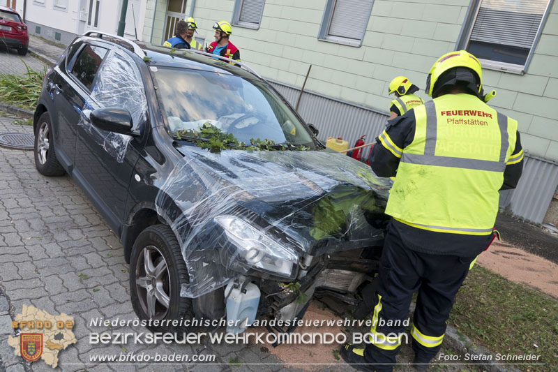 20250822_Pkw Lenkerin prallt im Ortsgebiet frontal gegen Baum Foto: Stefan Schneider BFKDO BADEN 20250822_Pkw Lenkerin prallt im Ortsgebiet frontal gegen Baum Foto: Stefan Schneider BFKDO BADEN