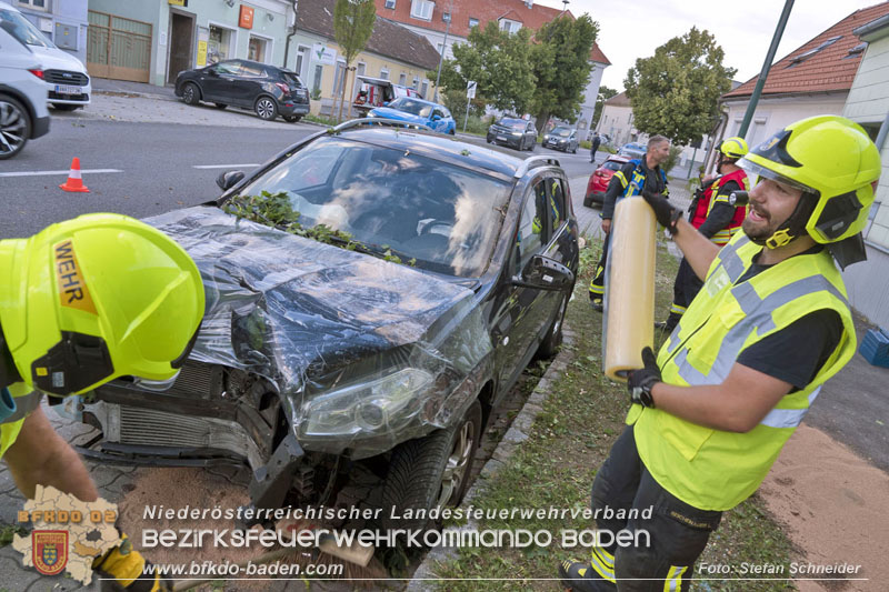 20250822_Pkw Lenkerin prallt im Ortsgebiet frontal gegen Baum Foto: Stefan Schneider BFKDO BADEN 20250822_Pkw Lenkerin prallt im Ortsgebiet frontal gegen Baum Foto: Stefan Schneider BFKDO BADEN
