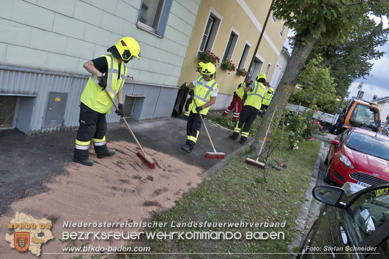 20250822_Pkw Lenkerin prallt im Ortsgebiet frontal gegen Baum Foto: Stefan Schneider BFKDO BADEN 20250822_Pkw Lenkerin prallt im Ortsgebiet frontal gegen Baum Foto: Stefan Schneider BFKDO BADEN