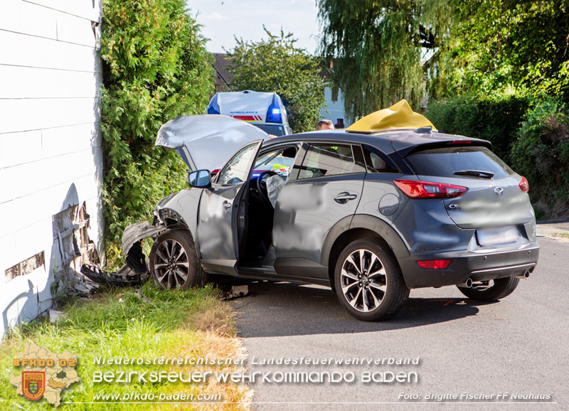 20250826_Fahrstunde endet in Hausmauer in Schwarzensee/Neuhaus   Foto: Brigitte Fischer FF Neuhaus