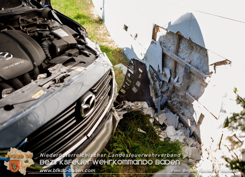 20250826_Fahrstunde endet in Hausmauer in Schwarzensee/Neuhaus   Foto: Brigitte Fischer FF Neuhaus
