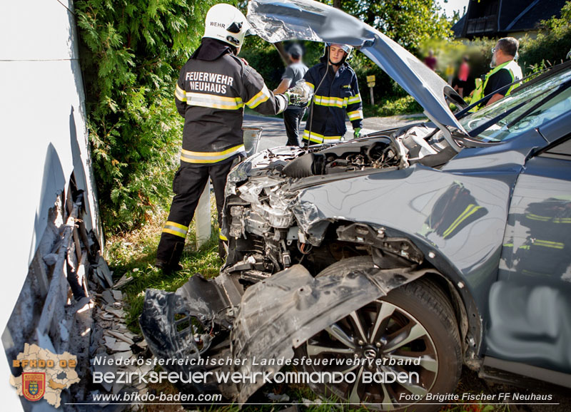 20250826_Fahrstunde endet in Hausmauer in Schwarzensee/Neuhaus   Foto: Brigitte Fischer FF Neuhaus