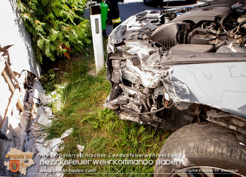 20250826_Fahrstunde endet in Hausmauer in Schwarzensee/Neuhaus   Foto: Brigitte Fischer FF Neuhaus