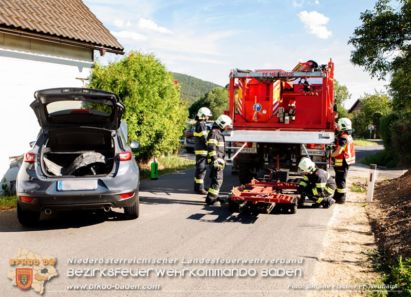 20250826_Fahrstunde endet in Hausmauer in Schwarzensee/Neuhaus   Foto: Brigitte Fischer FF Neuhaus