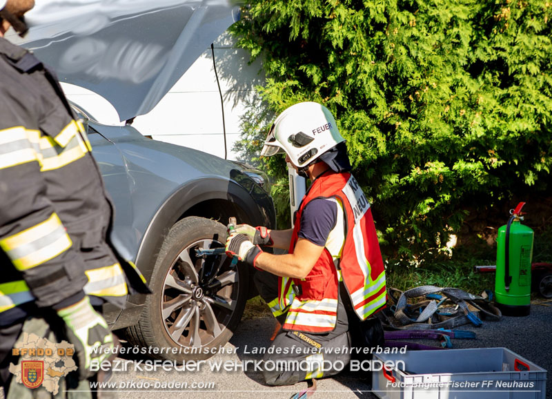 20250826_Fahrstunde endet in Hausmauer in Schwarzensee/Neuhaus   Foto: Brigitte Fischer FF Neuhaus