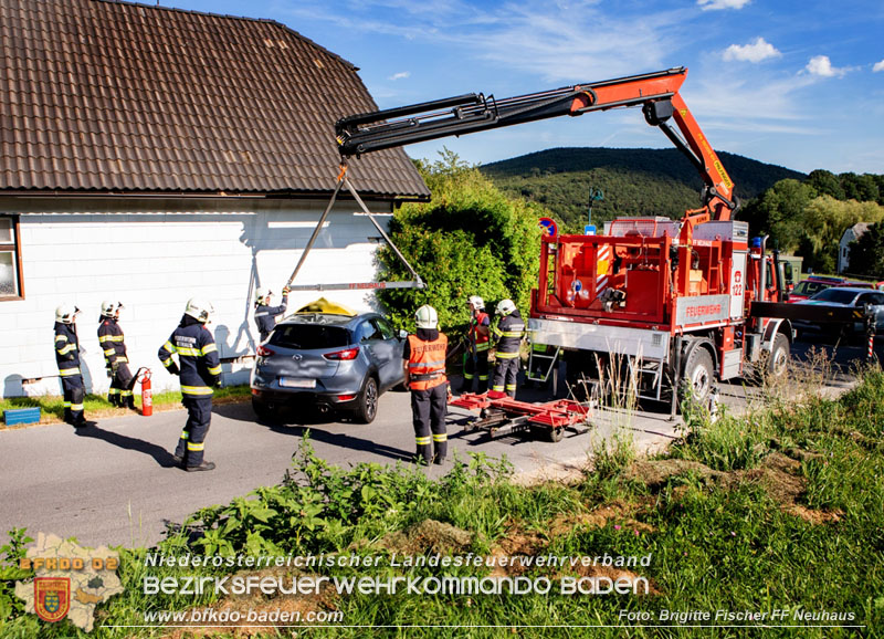 20250826_Fahrstunde endet in Hausmauer in Schwarzensee/Neuhaus   Foto: Brigitte Fischer FF Neuhaus