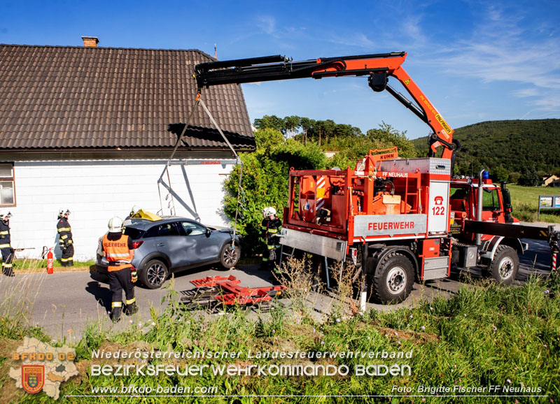 20250826_Fahrstunde endet in Hausmauer in Schwarzensee/Neuhaus   Foto: Brigitte Fischer FF Neuhaus
