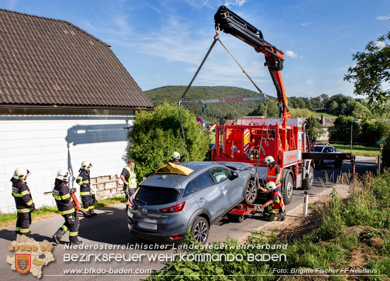 20250826_Fahrstunde endet in Hausmauer in Schwarzensee/Neuhaus   Foto: Brigitte Fischer FF Neuhaus