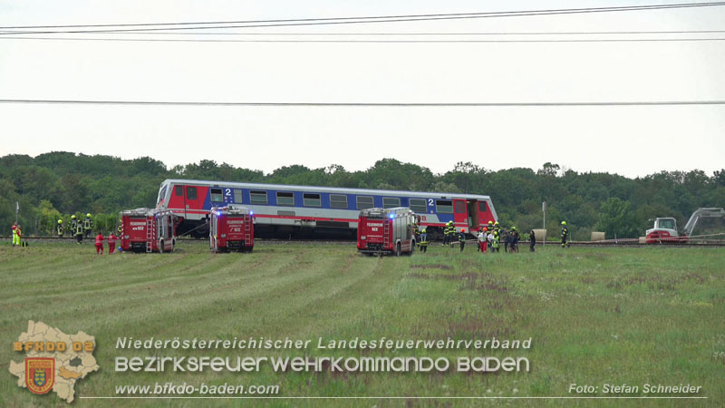 20250902_Pkw kollidiert mit Triebwagen der Aspangbahn in Günselsdorf   Foto: Stefan Schneider BFKDO BADEN