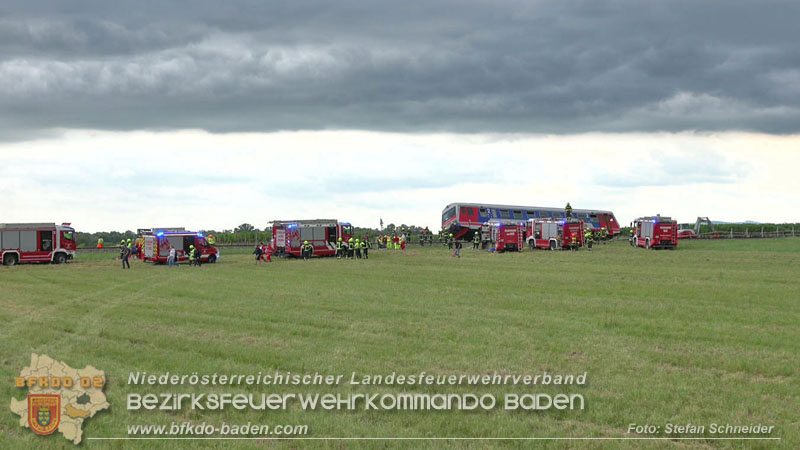 20250902_Pkw kollidiert mit Triebwagen der Aspangbahn in Günselsdorf   Foto: Stefan Schneider BFKDO BADEN