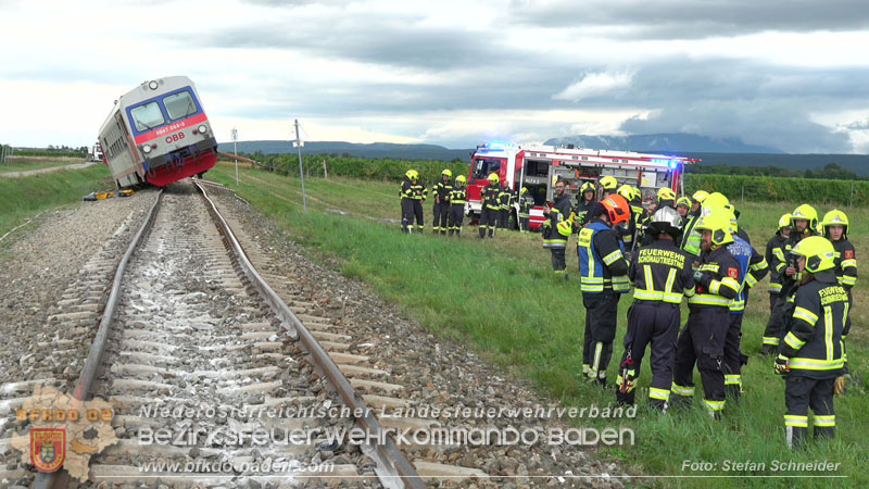 20250902_Pkw kollidiert mit Triebwagen der Aspangbahn in Günselsdorf   Foto: Stefan Schneider BFKDO BADEN