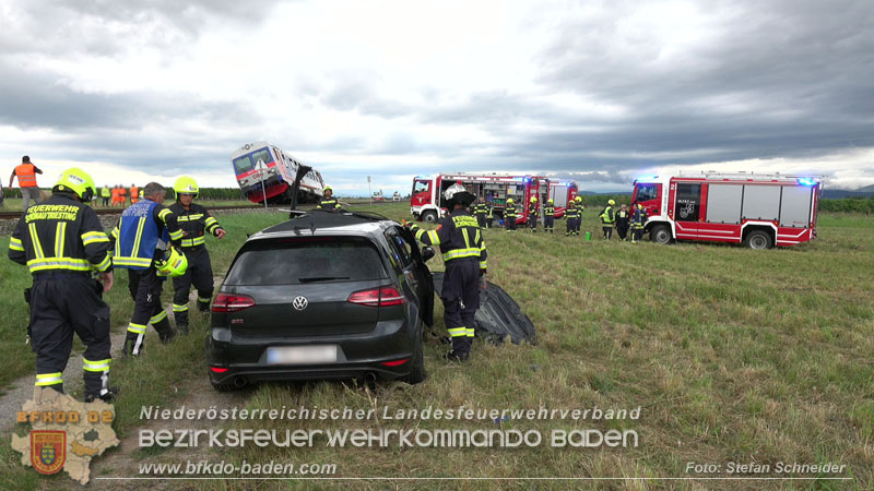 20250902_Pkw kollidiert mit Triebwagen der Aspangbahn in Günselsdorf Foto: Stefan Schneider BFKDO BADEN