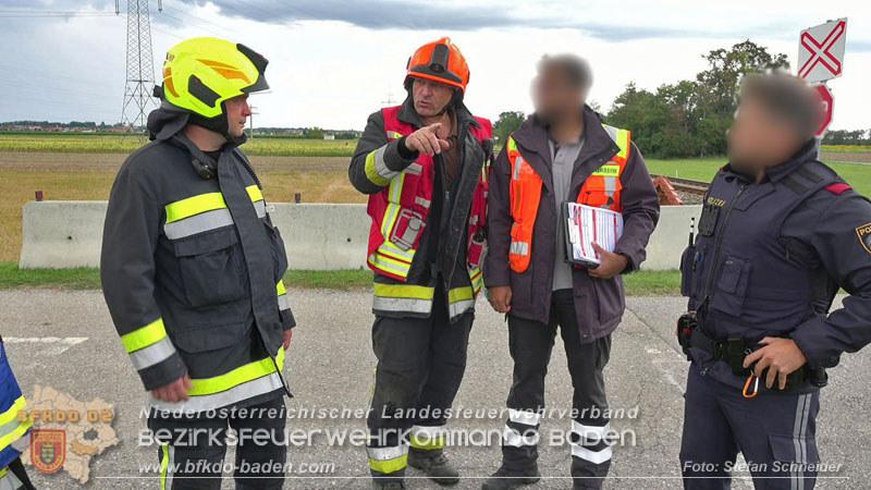 20250902_Pkw kollidiert mit Triebwagen der Aspangbahn in Günselsdorf Foto: Stefan Schneider BFKDO BADEN