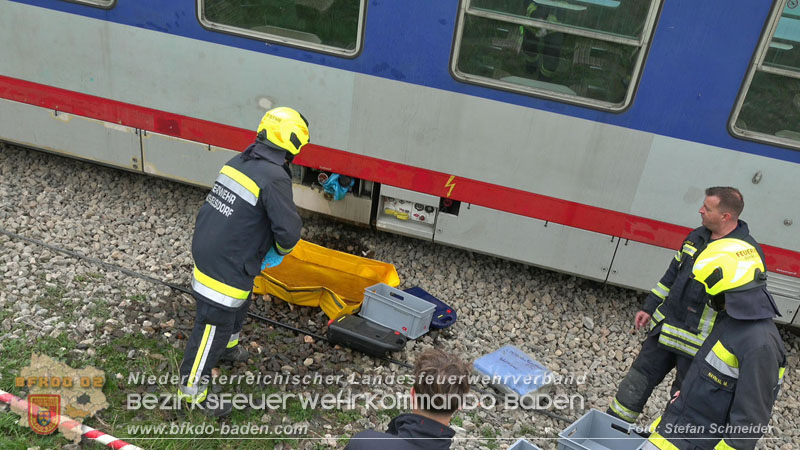 20250902_Pkw kollidiert mit Triebwagen der Aspangbahn in Günselsdorf Foto: Stefan Schneider BFKDO BADEN