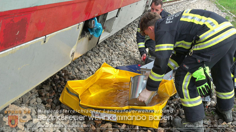 20250902_Pkw kollidiert mit Triebwagen der Aspangbahn in Günselsdorf Foto: Stefan Schneider BFKDO BADEN