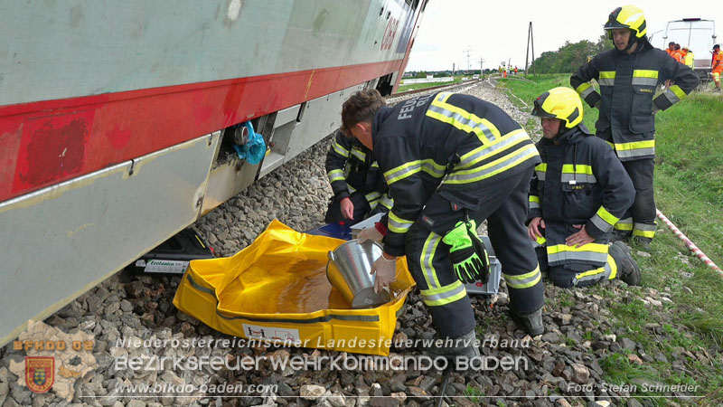 20250902_Pkw kollidiert mit Triebwagen der Aspangbahn in Günselsdorf Foto: Stefan Schneider BFKDO BADEN
