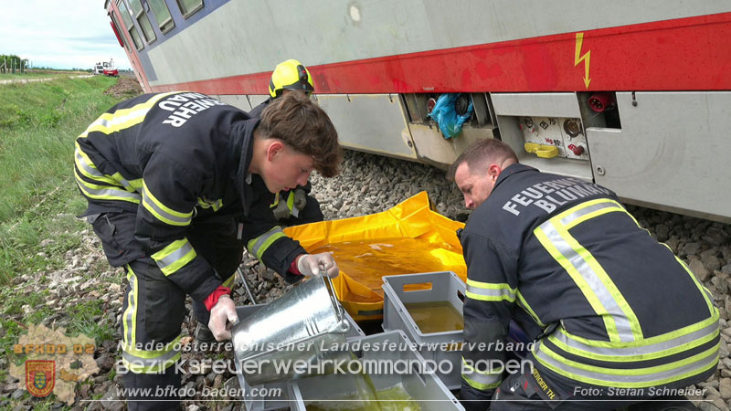 20250902_Pkw kollidiert mit Triebwagen der Aspangbahn in Günselsdorf Foto: Stefan Schneider BFKDO BADEN