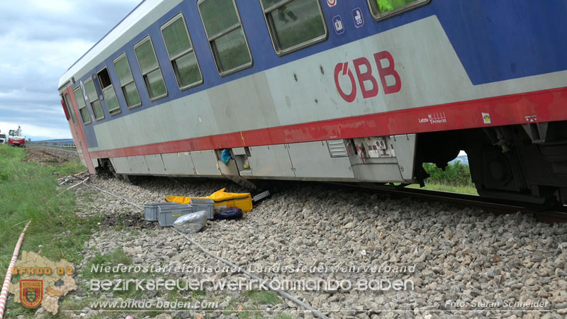 20250902_Pkw kollidiert mit Triebwagen der Aspangbahn in Günselsdorf Foto: Stefan Schneider BFKDO BADEN