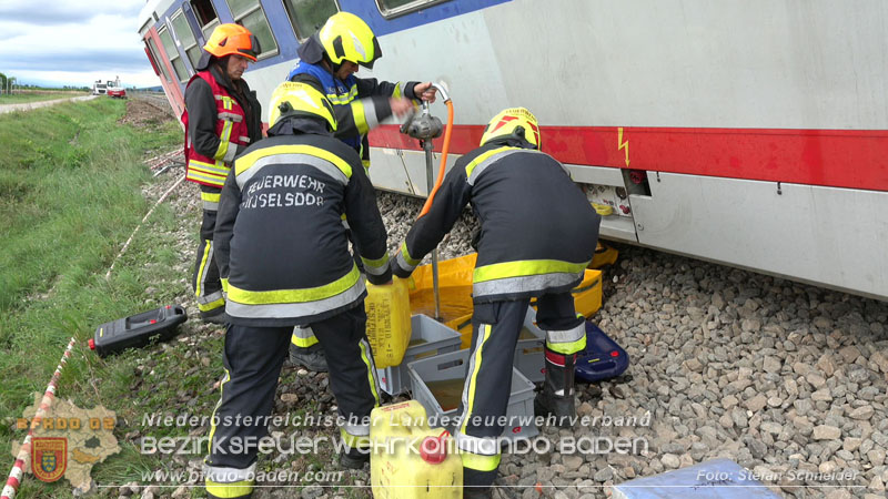 20250902_Pkw kollidiert mit Triebwagen der Aspangbahn in Günselsdorf Foto: Stefan Schneider BFKDO BADEN
