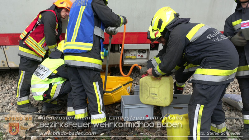 20250902_Pkw kollidiert mit Triebwagen der Aspangbahn in Günselsdorf Foto: Stefan Schneider BFKDO BADEN