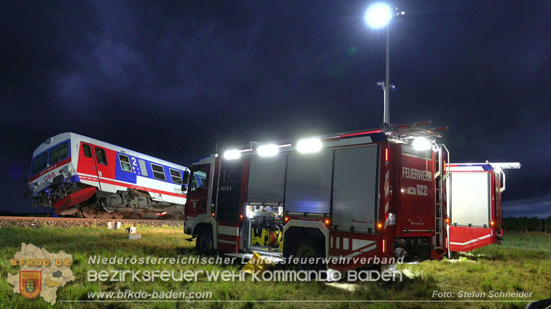 20250902_Pkw kollidiert mit Triebwagen der Aspangbahn in Günselsdorf Foto: Stefan Schneider BFKDO BADEN