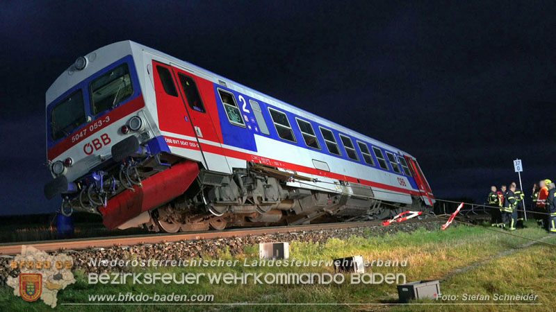 20250902_Pkw kollidiert mit Triebwagen der Aspangbahn in Günselsdorf Foto: Stefan Schneider BFKDO BADEN