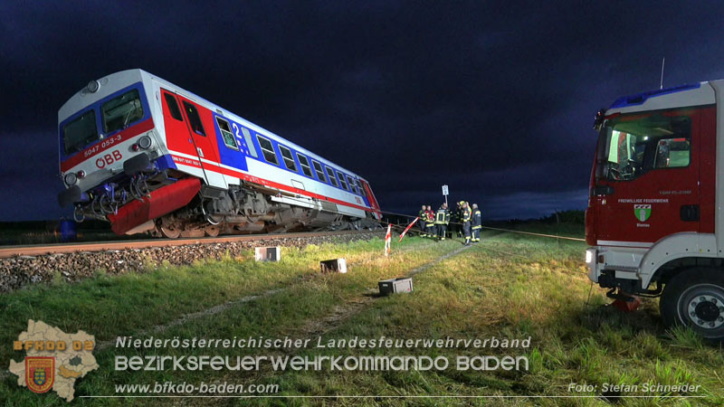 20250902_Pkw kollidiert mit Triebwagen der Aspangbahn in Günselsdorf Foto: Stefan Schneider BFKDO BADEN