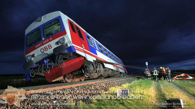 20250902_Pkw kollidiert mit Triebwagen der Aspangbahn in Günselsdorf Foto: Stefan Schneider BFKDO BADEN