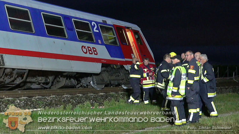 20250902_Pkw kollidiert mit Triebwagen der Aspangbahn in Günselsdorf Foto: Stefan Schneider BFKDO BADEN