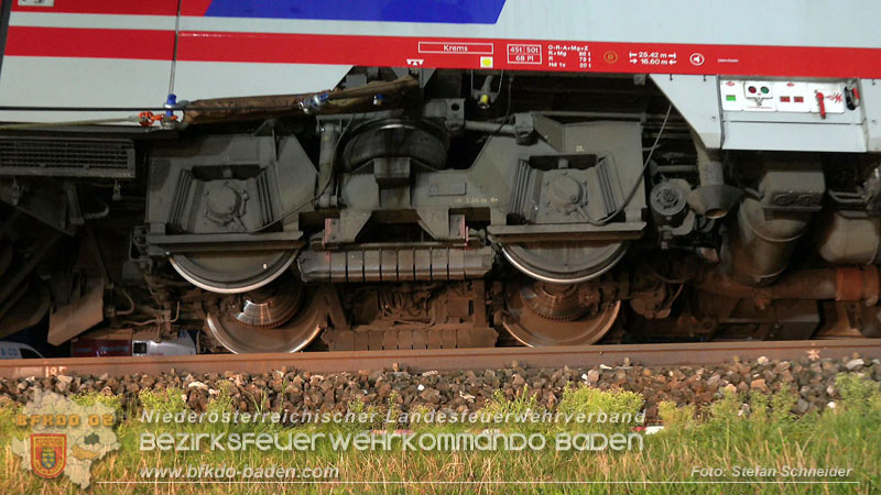 20250902_Pkw kollidiert mit Triebwagen der Aspangbahn in Günselsdorf Foto: Stefan Schneider BFKDO BADEN