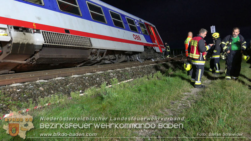20250902_Pkw kollidiert mit Triebwagen der Aspangbahn in Günselsdorf Foto: Stefan Schneider BFKDO BADEN