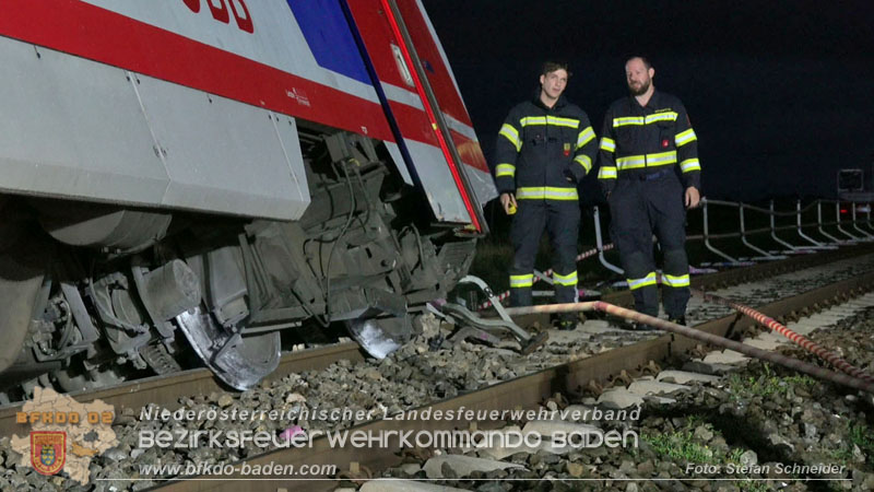 20250902_Pkw kollidiert mit Triebwagen der Aspangbahn in Günselsdorf Foto: Stefan Schneider BFKDO BADEN