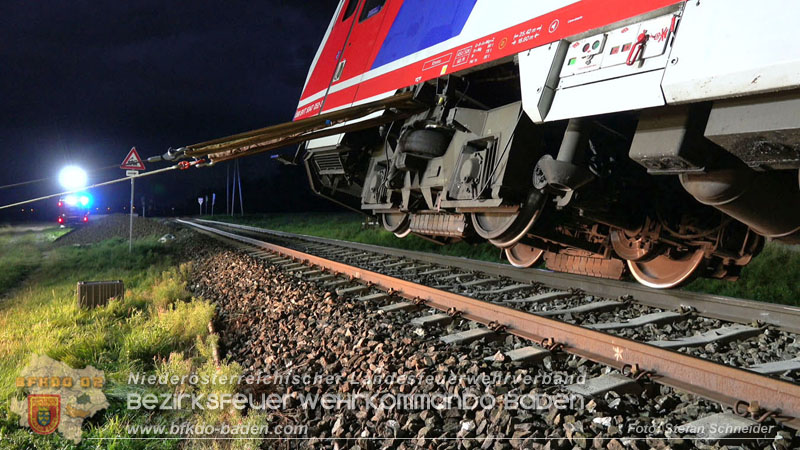 20250902_Pkw kollidiert mit Triebwagen der Aspangbahn in Günselsdorf Foto: Stefan Schneider BFKDO BADEN